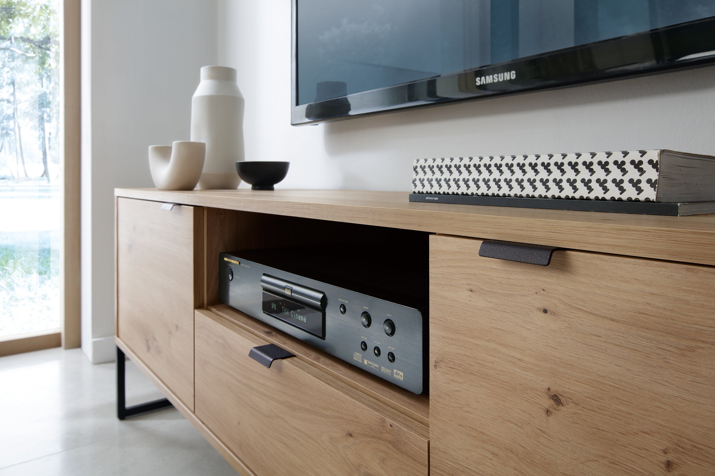 Amber TV-Ständer - Moderner Loft-Stil und Funktionalität in einem Fernsehschrank