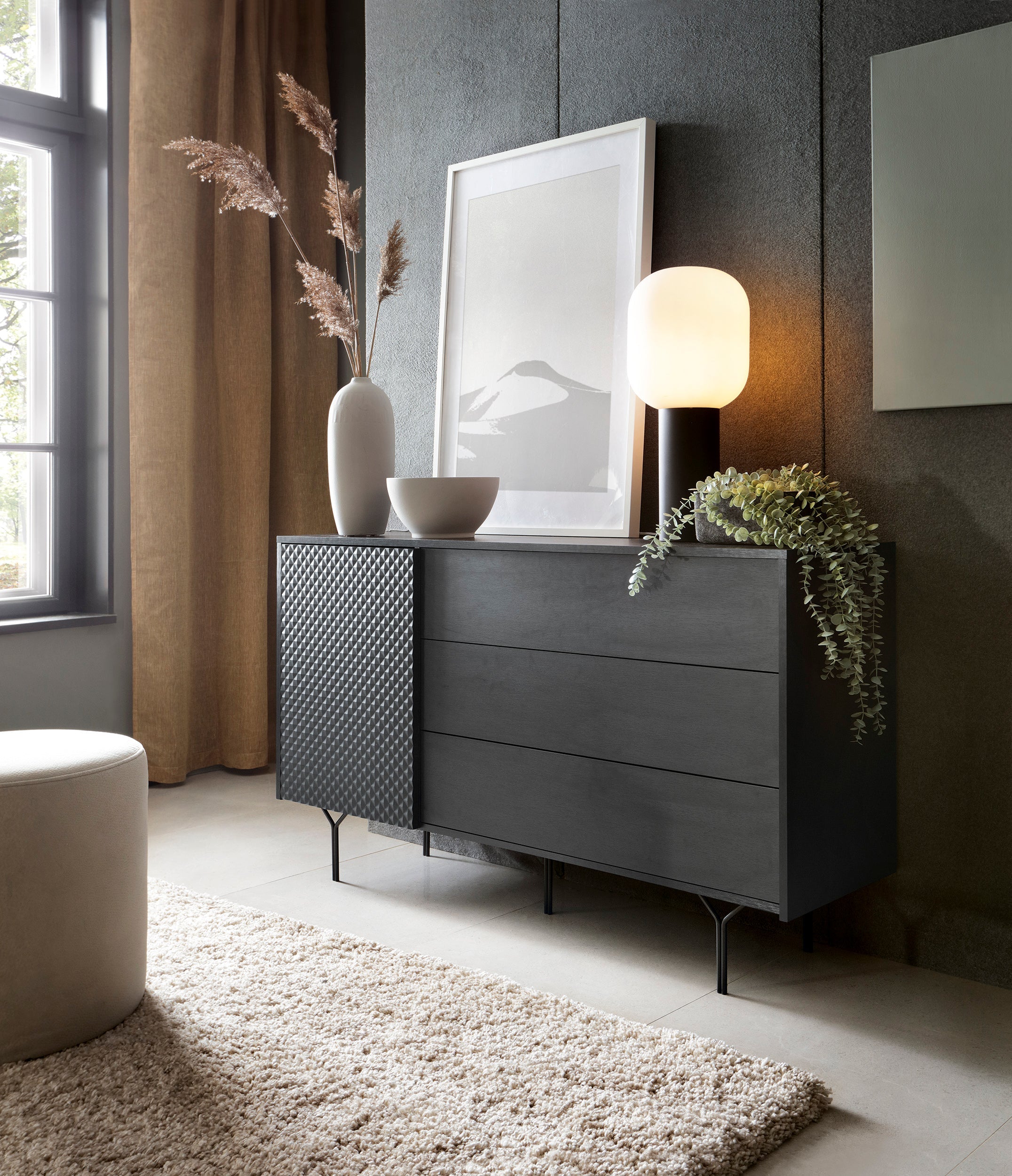 Kommode „Raven“ – Moderne Eleganz mit einer Tür und drei langen Schubladen