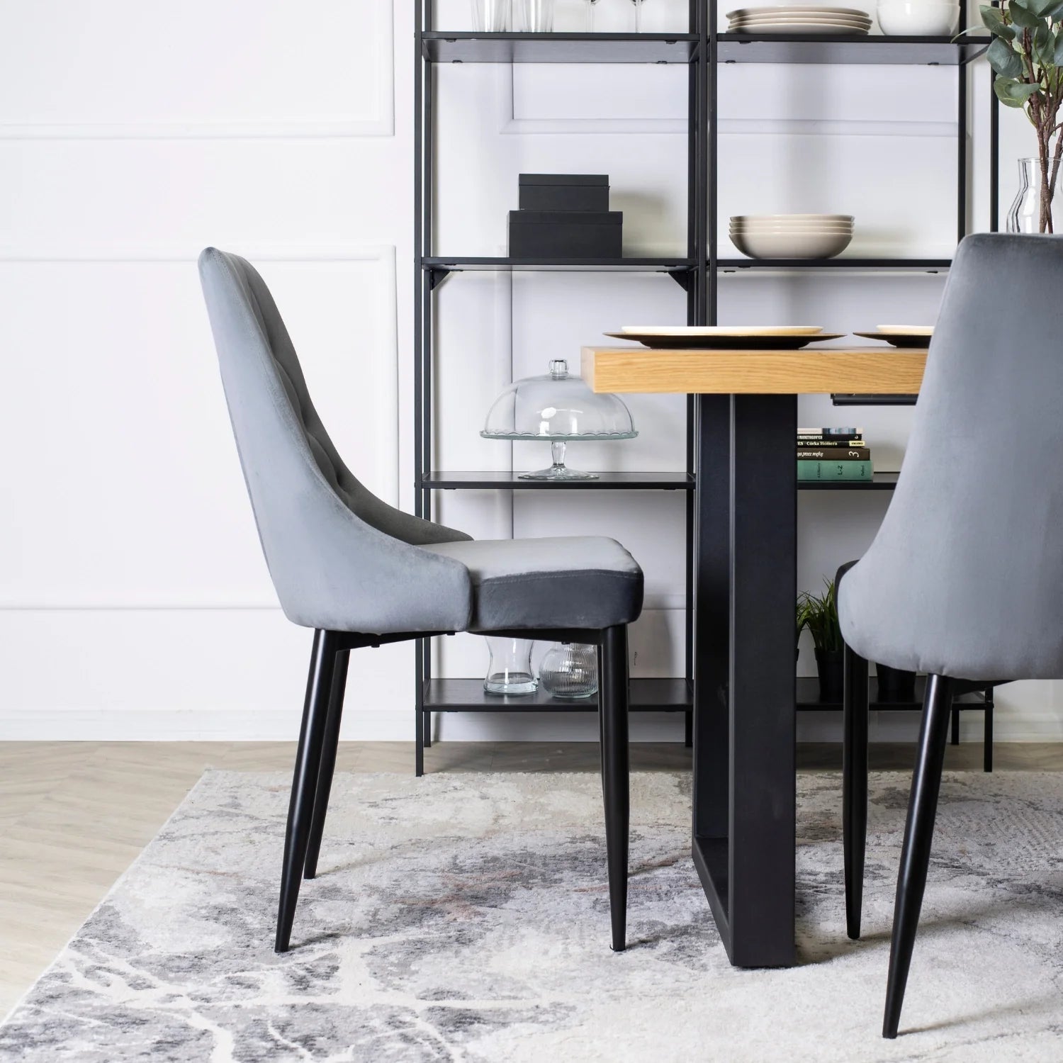 Elite CORK Grauer Samtstuhl – Eleganz und Komfort in einem Design