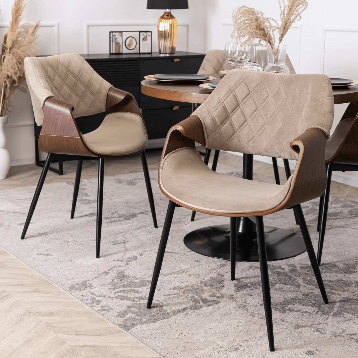 Elite DAKOTA Beige/Walnuss Veloursstuhl – Eine Fusion aus Eleganz und Komfort