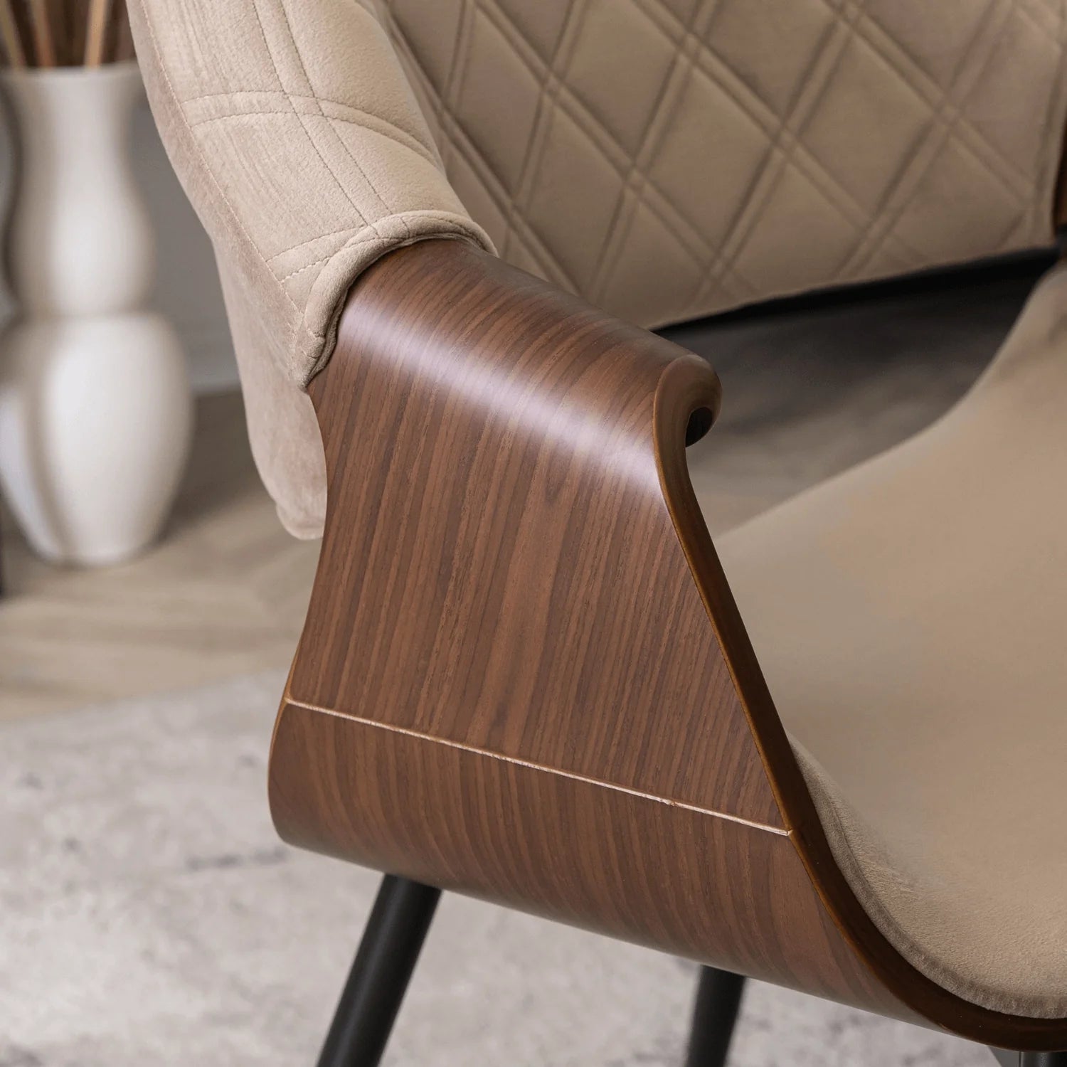 Elite DAKOTA Beige/Walnuss Veloursstuhl – Eine Fusion aus Eleganz und Komfort