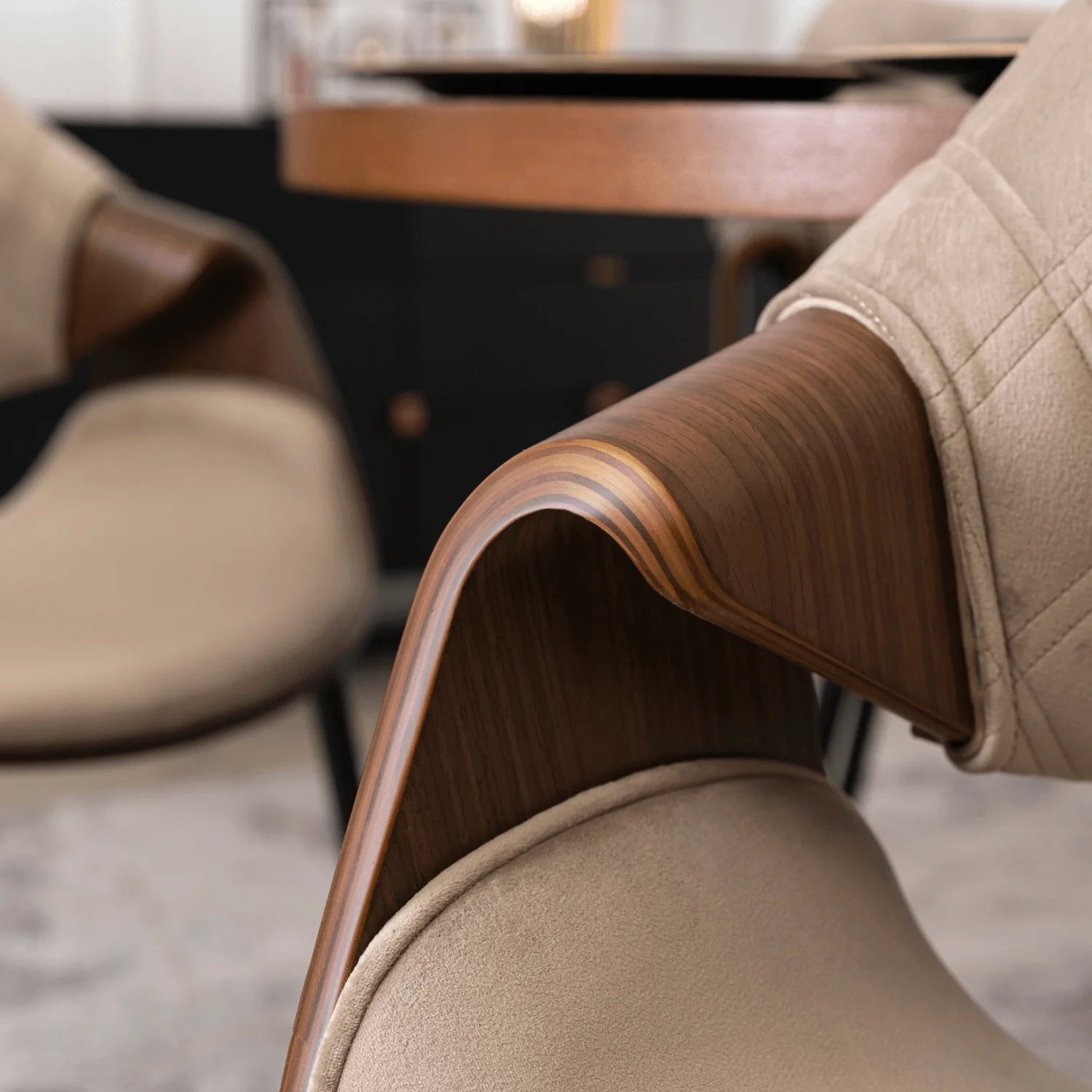 Elite DAKOTA Beige/Walnuss Veloursstuhl – Eine Fusion aus Eleganz und Komfort