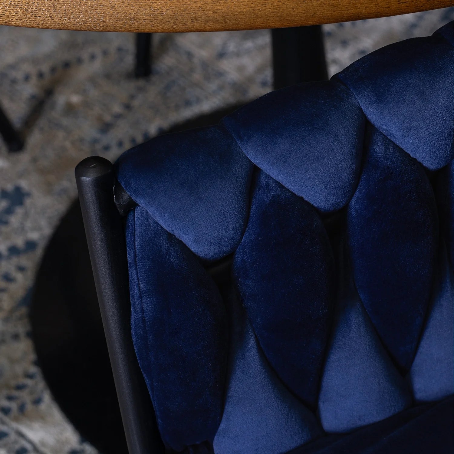 Marineblauer Samtsessel Elite EMPOLI – Luxuriöser Komfort und moderne Eleganz