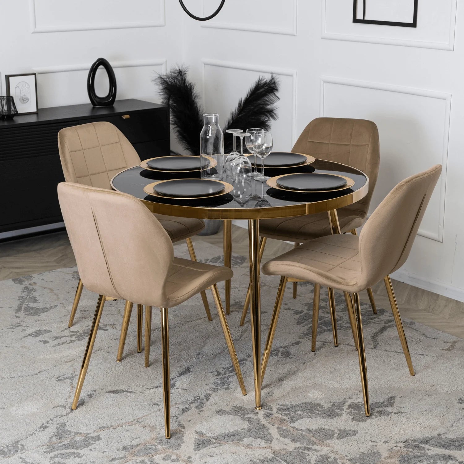 Elite IRYS Beige Veloursstuhl mit goldenen Beinen – Ein Statement von Eleganz und Komfort