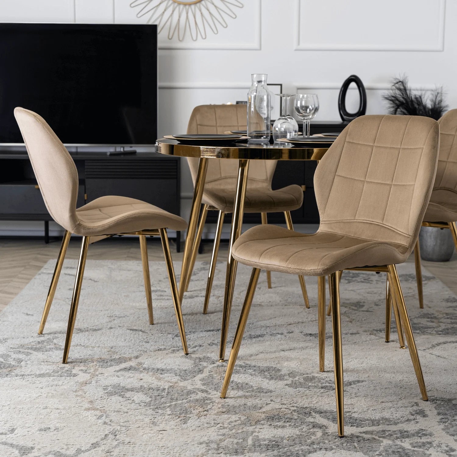 Elite IRYS Beige Veloursstuhl mit goldenen Beinen – Ein Statement von Eleganz und Komfort