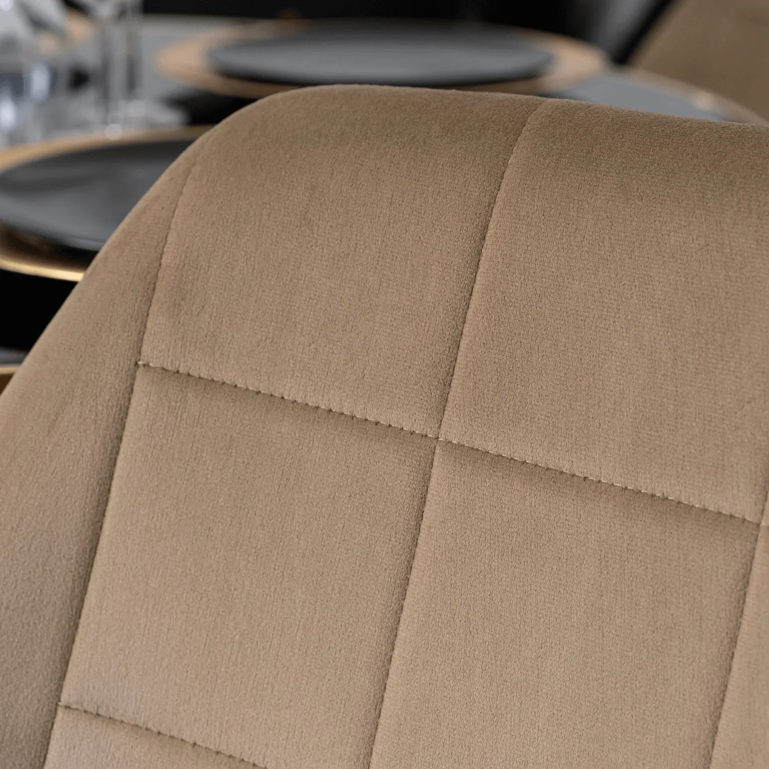 Elite IRYS Beige Veloursstuhl mit goldenen Beinen – Ein Statement von Eleganz und Komfort
