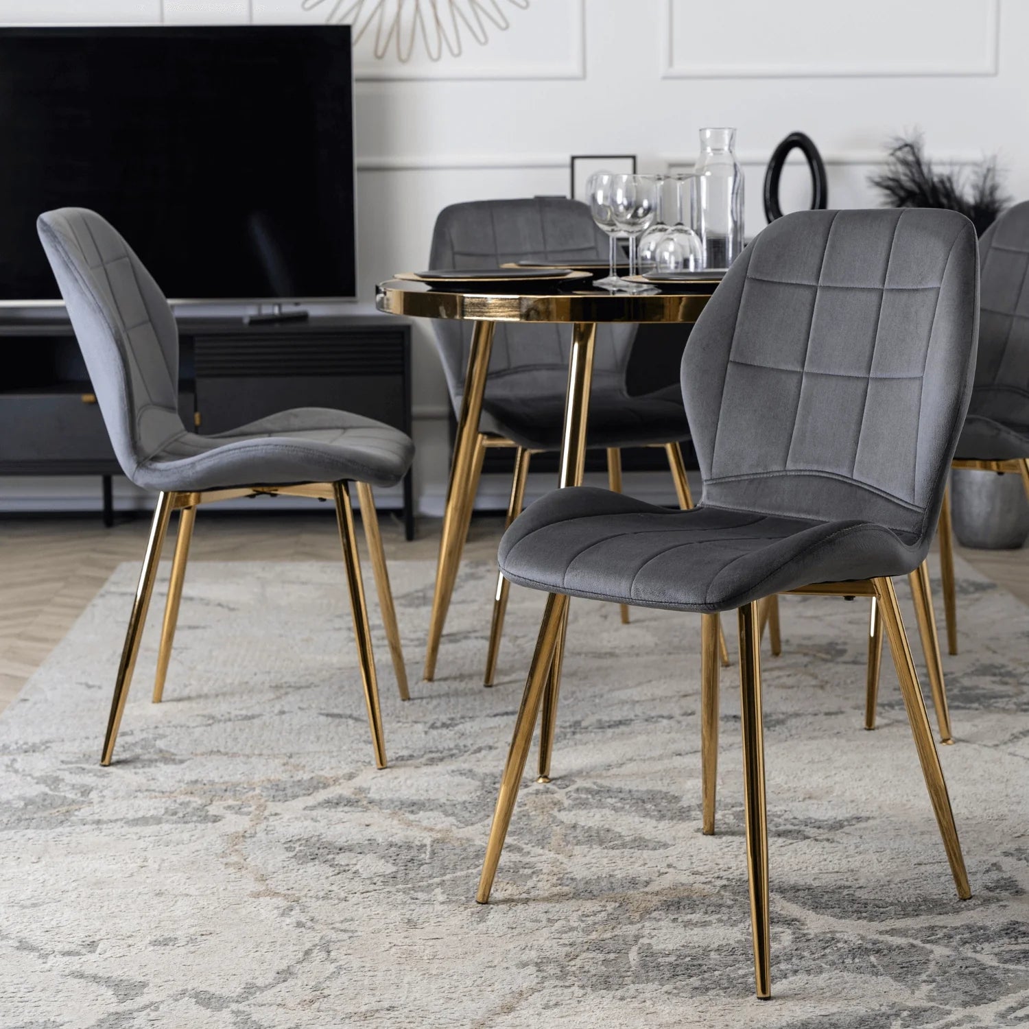 Elite IRYS Grauer Veloursstuhl mit goldenen Beinen – Eine Mischung aus Eleganz und Modernität