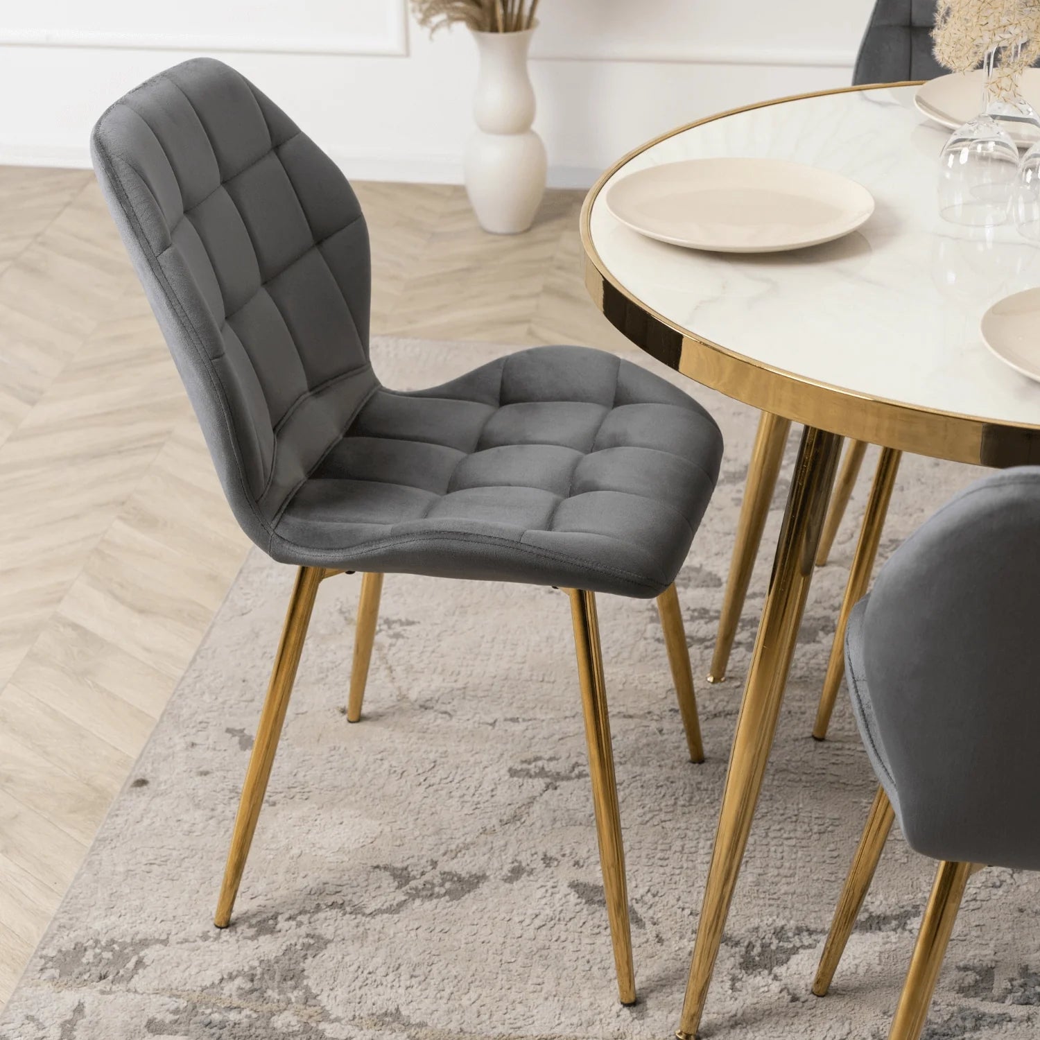 Elite LUCKY Grauer Samtstuhl mit goldenen Beinen – Elegante und moderne Sitzgelegenheiten