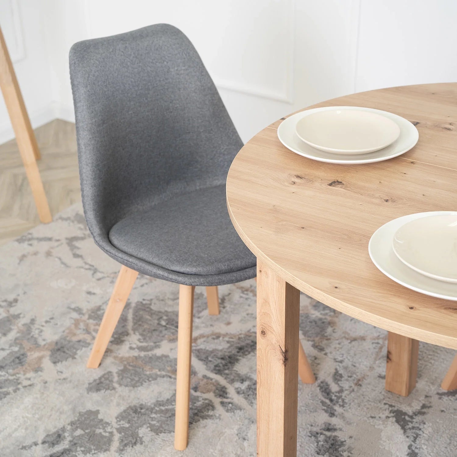 Elite NEVEL Grauer Stuhl – Minimalistischer Komfort und Stil
